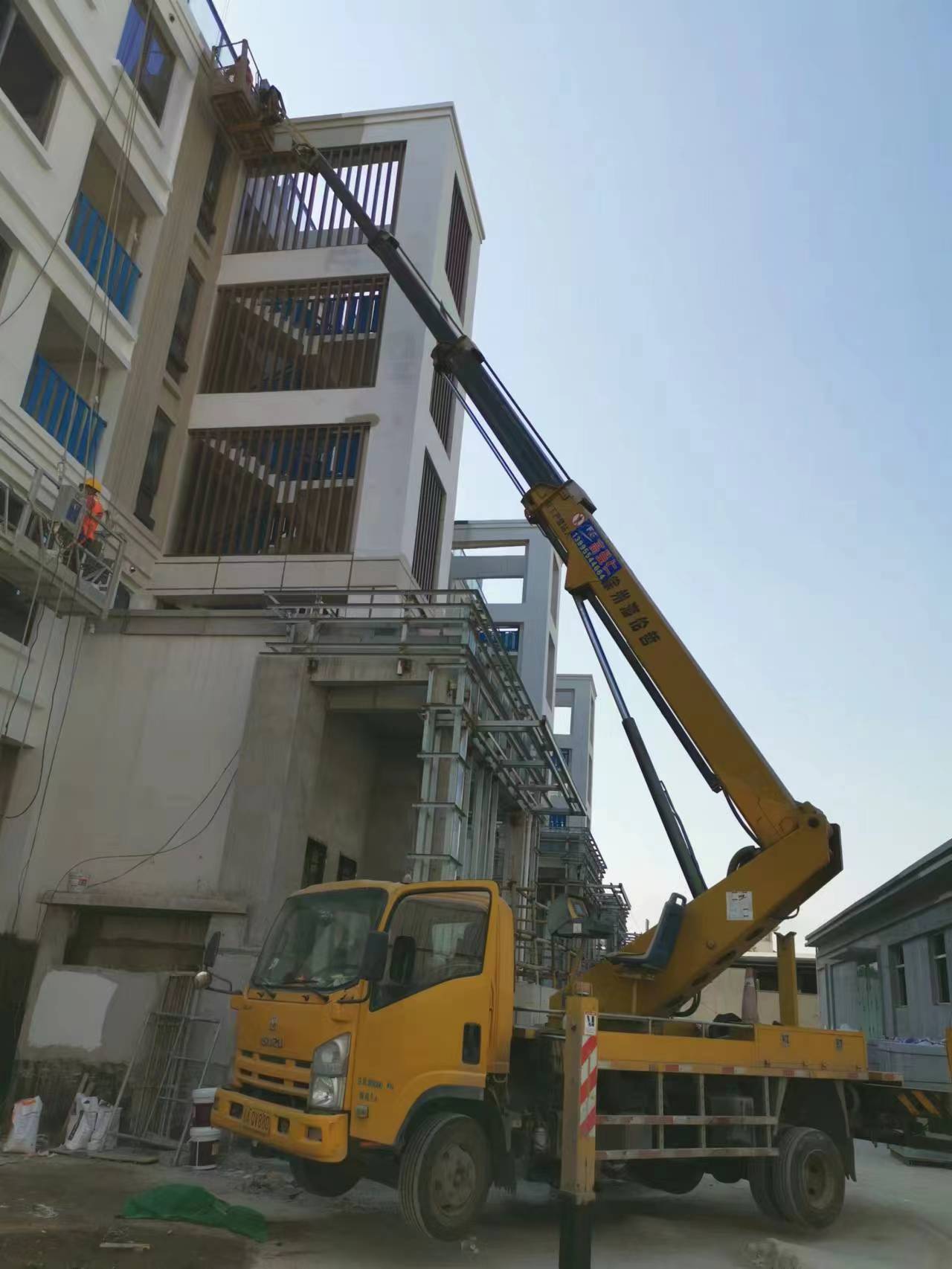 24米直臂式帶吊籃登高車